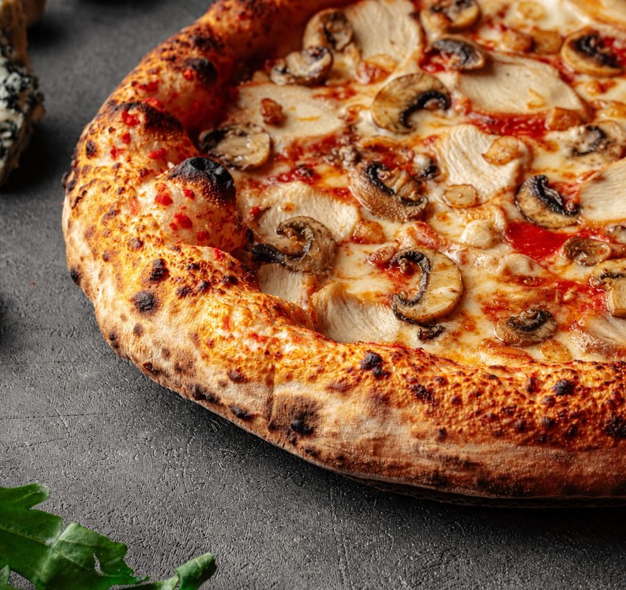 Calabria pizza with chicken, mushrooms and garlic